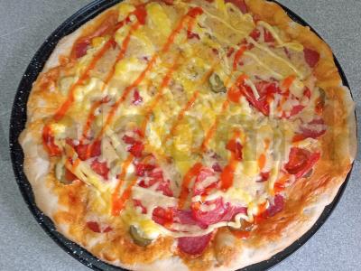 Pica su rūkytomis dešromis, pomidorais ir marinuotais agurkais Žingsnis 12