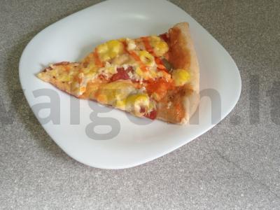 Pica su rūkytomis dešromis, pomidorais ir marinuotais agurkais Žingsnis 13