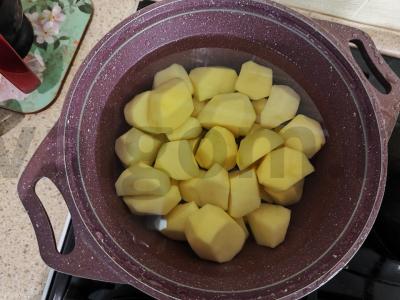 Bulvių apkepas su grybais ir mėsos faršu Žingsnis 1