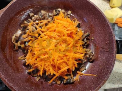 Bulvių apkepas su grybais ir mėsos faršu Žingsnis 4