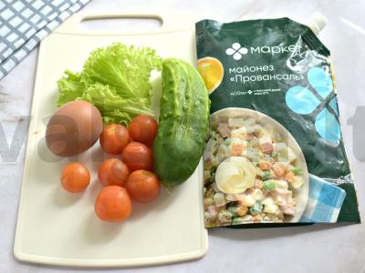 Salotas su šviežiu agurku, pomidorais ir kiaušiniu Žingsnis 1