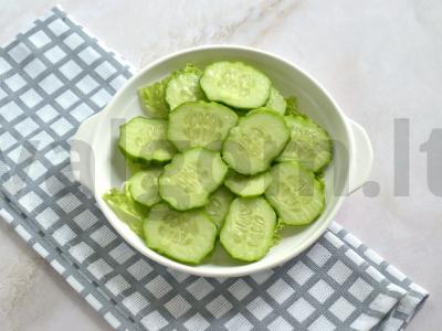 Salotas su šviežiu agurku, pomidorais ir kiaušiniu Žingsnis 3