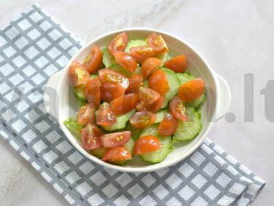 Salotas su šviežiu agurku, pomidorais ir kiaušiniu Žingsnis 4