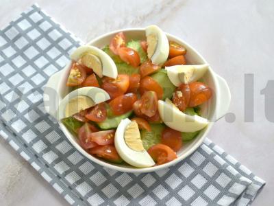 Salotas su šviežiu agurku, pomidorais ir kiaušiniu Žingsnis 5