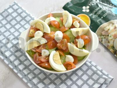 Salotas su šviežiu agurku, pomidorais ir kiaušiniu Žingsnis 6