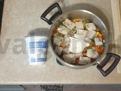 Troškinta menkės filė su daržovėmis ir grietine Žingsnis 5