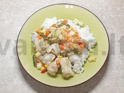 Troškinta menkės filė su daržovėmis ir grietine pagrindine nuotrauka