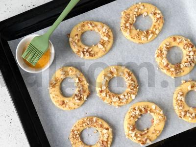 Sausainių žiedai su žemės riešutais Žingsnis 7