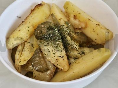 Keptas bulves su marinuotais agurkais pagrindine nuotrauka