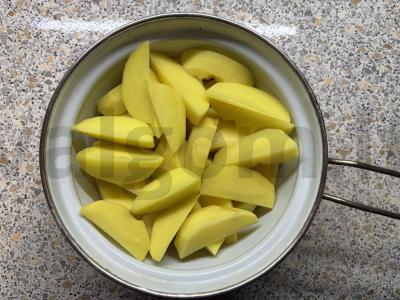 Bulvės su vištienos blauzdomis Žingsnis 3