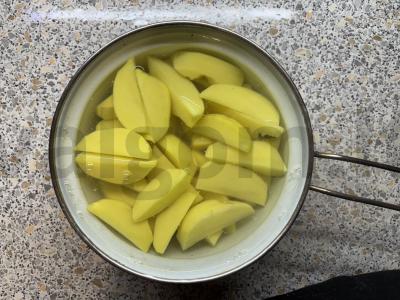 Bulvės su vištienos blauzdomis Žingsnis 4