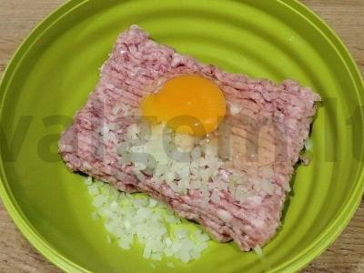 Jautienos kotletai su kiaušiniu Žingsnis 1