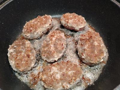 Jautienos kotletai su kiaušiniu Žingsnis 4