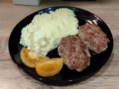 Jautienos kotletai su kiaušiniu pagrindine nuotrauka