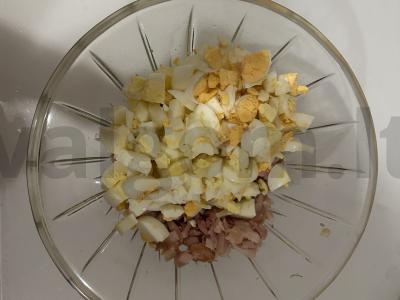 Salotos su rūkytomis vištienos krūtinėlėmis, kiaušiniu, pupelėmis ir sūriu Žingsnis 2