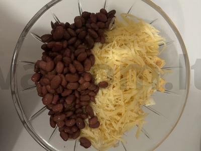 Salotos su rūkytomis vištienos krūtinėlėmis, kiaušiniu, pupelėmis ir sūriu Žingsnis 3