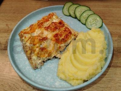 Kepta lašiša su geltonais pomidoru pagrindine nuotrauka