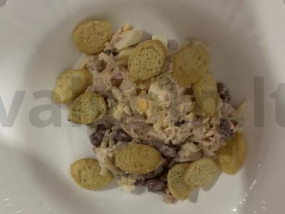 Salotos su rūkytomis vištienos krūtinėlėmis, kiaušiniu, pupelėmis ir sūriu pagrindine nuotrauka