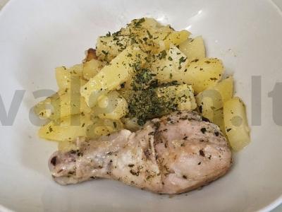 Švelnios vištienos blauzdelės su bulvėmis lėtoje viryklėje pagrindine nuotrauka