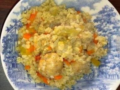 Basmati ryžiai, troškinti su daržovėmis ir kotletais pagrindine nuotrauka