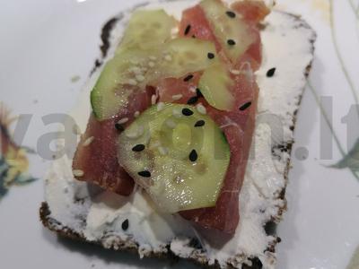 Skanūs sumuštiniai su varškės sūriu ir tunu pagrindine nuotrauka