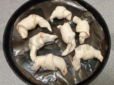 Sluoksniuoti tešlos kruasanai su šonine ir sūriu Žingsnis 7