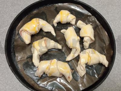 Sluoksniuoti tešlos kruasanai su šonine ir sūriu Žingsnis 8