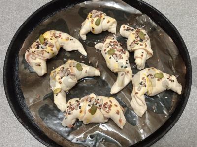 Sluoksniuoti tešlos kruasanai su šonine ir sūriu Žingsnis 9