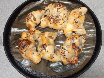 Sluoksniuoti tešlos kruasanai su šonine ir sūriu Žingsnis 10