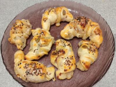 Sluoksniuoti tešlos kruasanai su šonine ir sūriu pagrindine nuotrauka