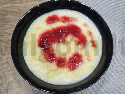 Kukurūzų košė su pienu ir aviečių uogiene pagrindine nuotrauka