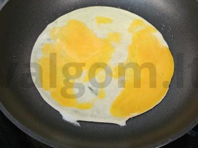 Kiaušinienė su sūriu ir vyšniniais pomidorais Žingsnis 1