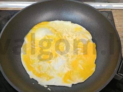 Kiaušinienė su sūriu ir vyšniniais pomidorais Žingsnis 2