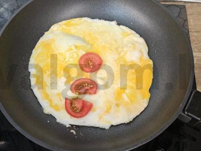 Kiaušinienė su sūriu ir vyšniniais pomidorais Žingsnis 3