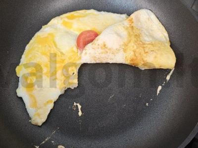 Kiaušinienė su sūriu ir vyšniniais pomidorais Žingsnis 4