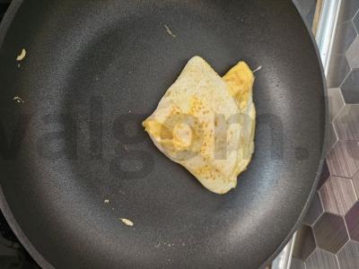 Kiaušinienė su sūriu ir vyšniniais pomidorais Žingsnis 5