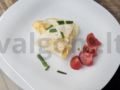 Kiaušinienė su sūriu ir vyšniniais pomidorais pagrindine nuotrauka