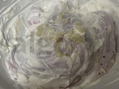 Švelnūs vištienos šlaunelės grietinėje keptuvėje Žingsnis 3