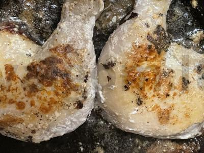 Švelnūs vištienos šlaunelės grietinėje keptuvėje Žingsnis 4