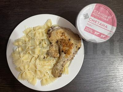 Švelnūs vištienos šlaunelės grietinėje keptuvėje pagrindine nuotrauka