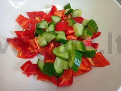 Graikiškas salotas su marinuotais svogūnais Žingsnis 2