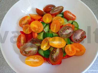 Graikiškas salotas su marinuotais svogūnais Žingsnis 3