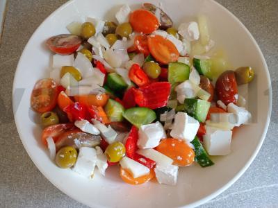 Graikiškas salotas su marinuotais svogūnais Žingsnis 7