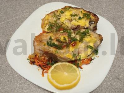 Karšis, keptas ant daržovių pagalvėlės pagrindine nuotrauka