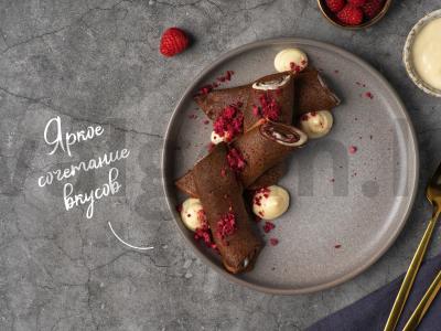 Šokoladiniai blynai su citrininio kremo ir aviečių milteliais pagrindine nuotrauka