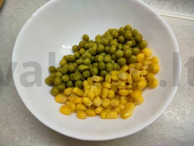 Salotos su kukurūzais, žirneliais ir agurku Žingsnis 1