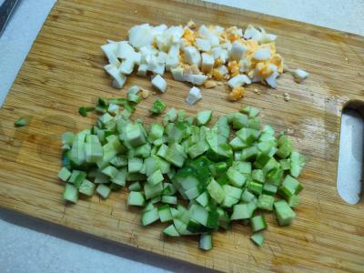 Salotos su kukurūzais, žirneliais ir agurku Žingsnis 2