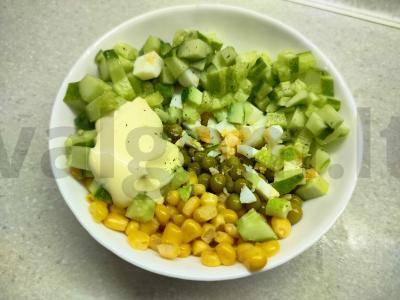 Salotos su kukurūzais, žirneliais ir agurku Žingsnis 3