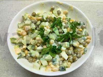 Salotos su kukurūzais, žirneliais ir agurku pagrindine nuotrauka