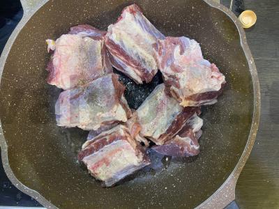 Troškintos jautienos šonkauliai pomidorų padaže Žingsnis 1